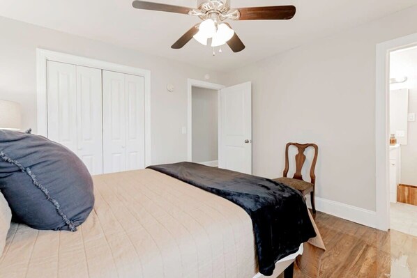 3 habitaciones, tabla de planchar con plancha, internet y ropa de cama