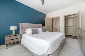 1 habitación, escritorio, tabla de planchar con plancha y wifi