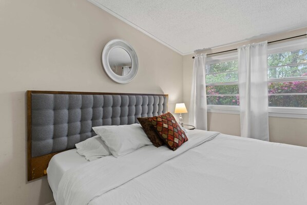 5 bedrooms, iron/ironing board, Internet, bed sheets - USC & Downtown Gem: Modern Family Home! (Columbia)
