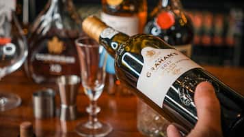 Uma mão segurando uma garrafa de Vinho do Porto Graham's, colheita tardia de 2017.