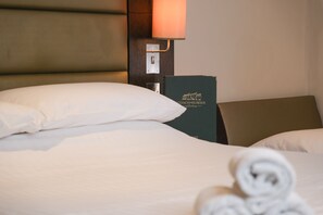 Standaard driepersoonskamer, privébadkamer | Interieur