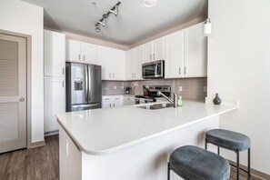 Private kitchen - Landing | Chic 1BD, Clubhouse, Gym (Knoxville)
