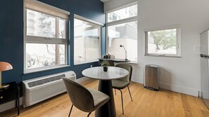 Dining - Landing at Studio 135 - 1 Bedroom in Cherry Creek (Denver)