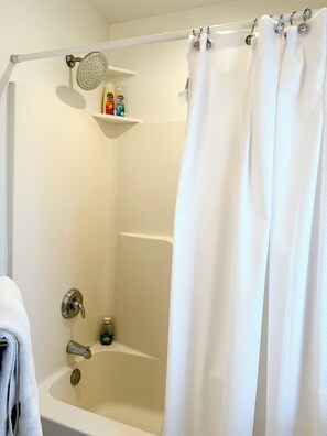 Dusche, Handtücher, Seife, Shampoo