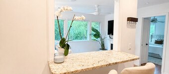 Hamptons Retreat • Hot Tub • Minutes to Beaches