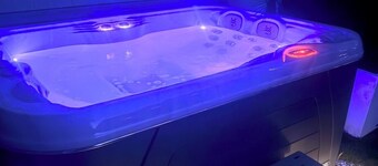 Hamptons Retreat • Hot Tub • Minutes to Beaches