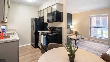 Réfrigérateur, table de salle à manger