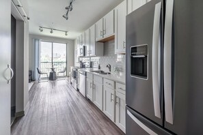 Fridge, microwave, oven, stovetop - Landing | Spectacular 1BD, Gym, Clubhouse (Knoxville)