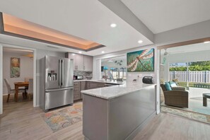 Fridge, microwave, stovetop, dishwasher