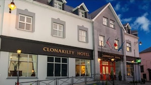 Hotel Clonakilty con una fachada clásica, ventanas amplias y una entrada acogedora.