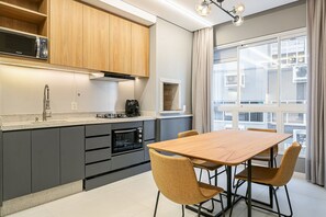 Réfrigérateur, four à micro-ondes, un four, cafetière-théière