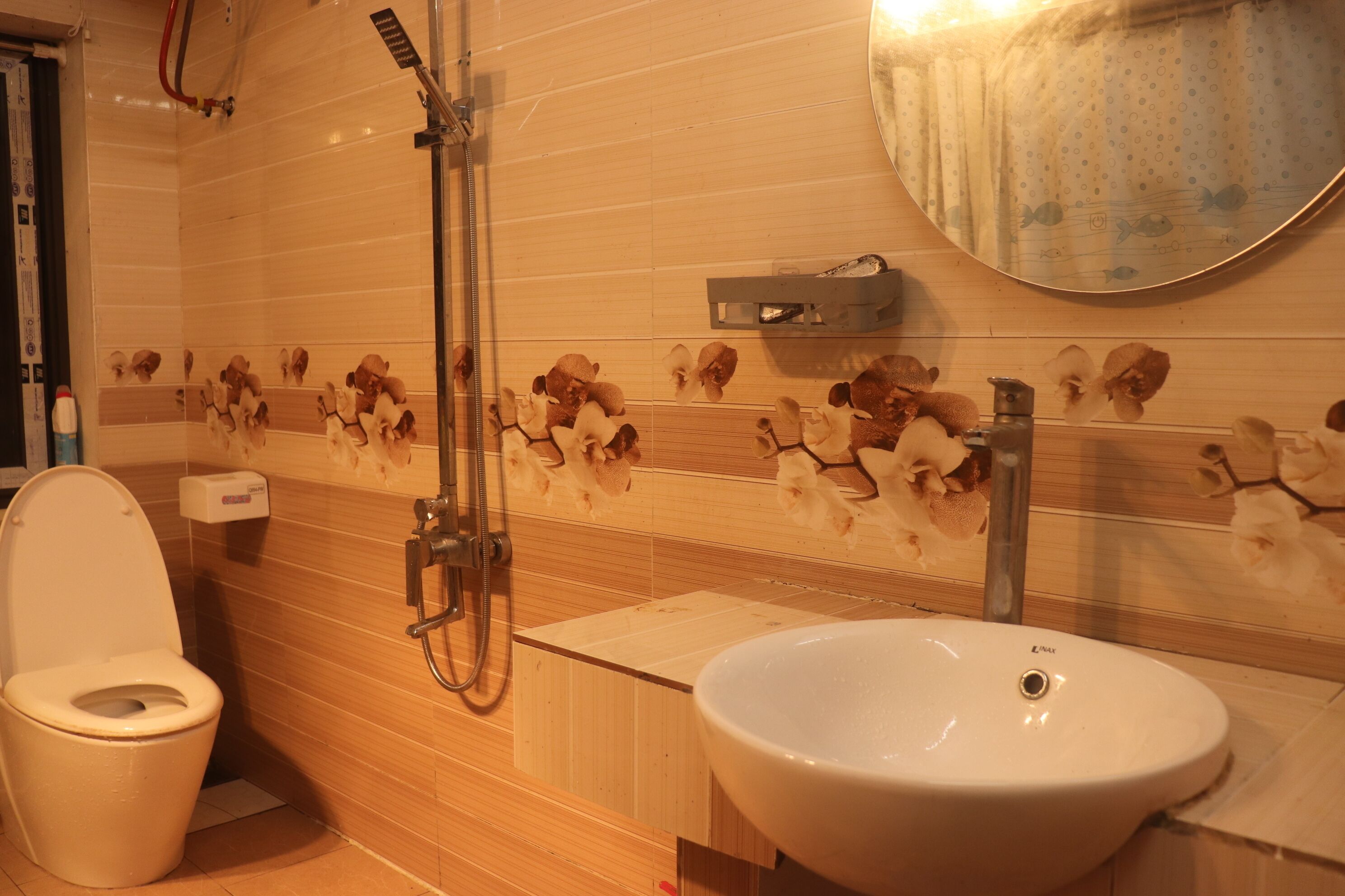 Un bagno con il water, un lavandino e una doccia.