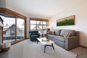 Smart TV, fireplace, stereo