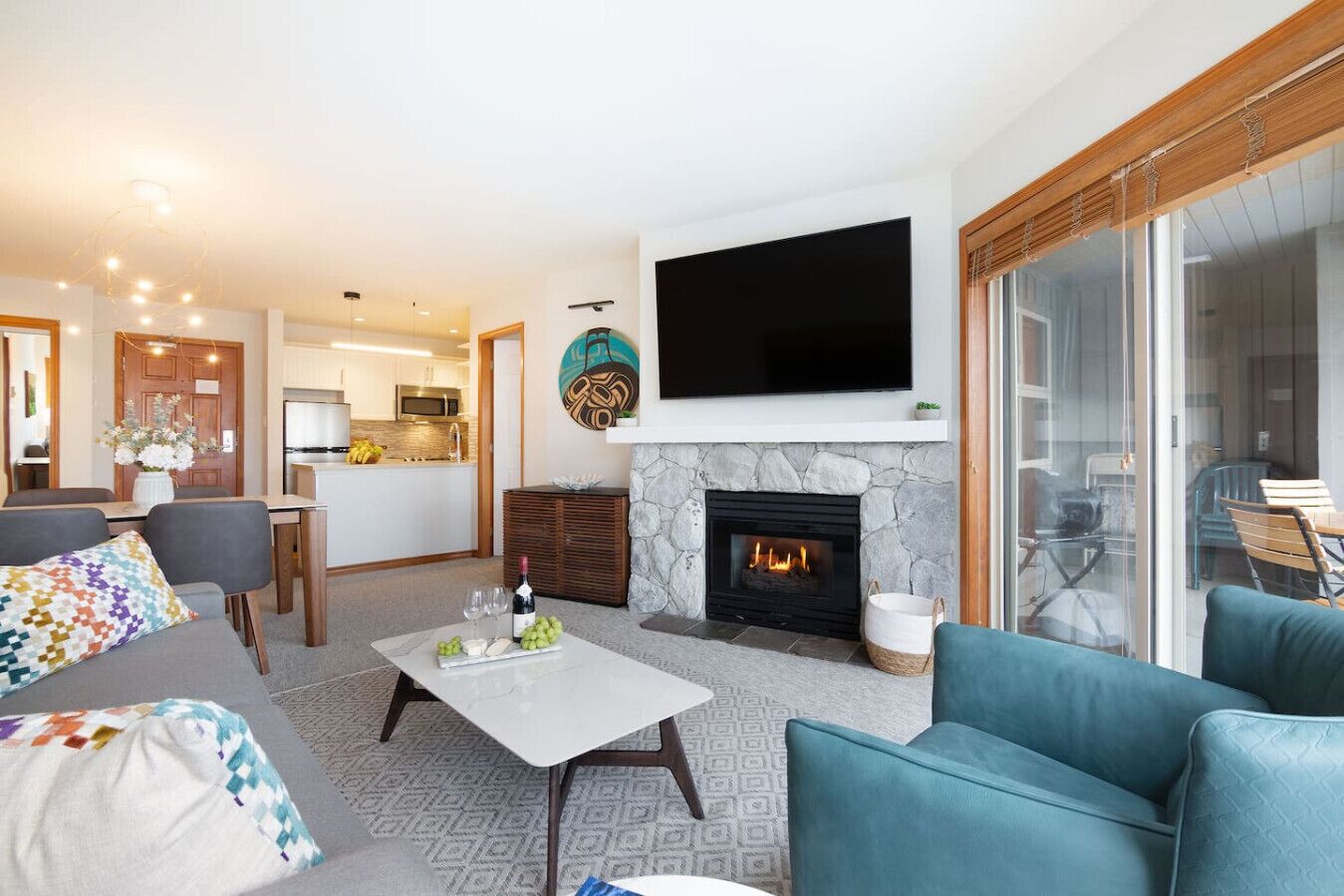 Smart TV, chimenea y estéreo 