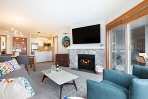 Smart TV, fireplace, stereo