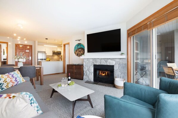 Smart TV, fireplace, stereo