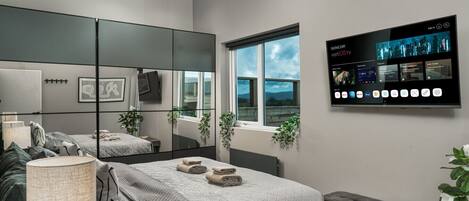 Tabla de planchar con plancha, wifi gratis, ropa de cama