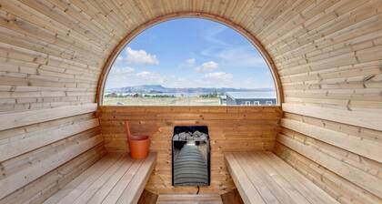 Sandskeið Cabin w/ SoothingHot Tub & Sauna