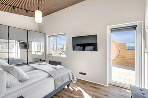 4 bedrooms, iron/ironing board, free WiFi, bed sheets