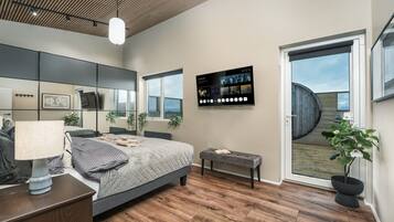 Tabla de planchar con plancha, wifi gratis y ropa de cama