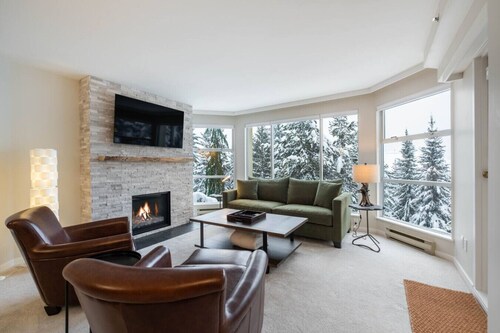 Slopeside Chic 2BR/2BA Ski-in/out w/Hot Tub & Pool
