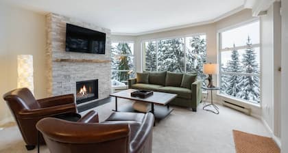 Slopeside Chic 2BR/2BA Ski-in/out w/Hot Tub & Pool