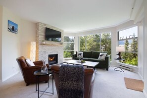 Smart TV, fireplace - Slopeside Chic 2BR/2BA Ski-in/out w/Hot Tub & Pool (Whistler)