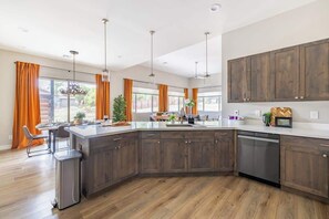 Fridge, microwave, oven, stovetop - Modern 4-BR Grand Canyon Home | Hot Tub & AC (Williams)