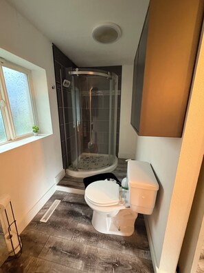 Dusche, Haartrockner, Bidet, Handtücher