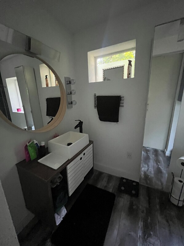 Douche, sèche-cheveux, bidet, serviettes fournies