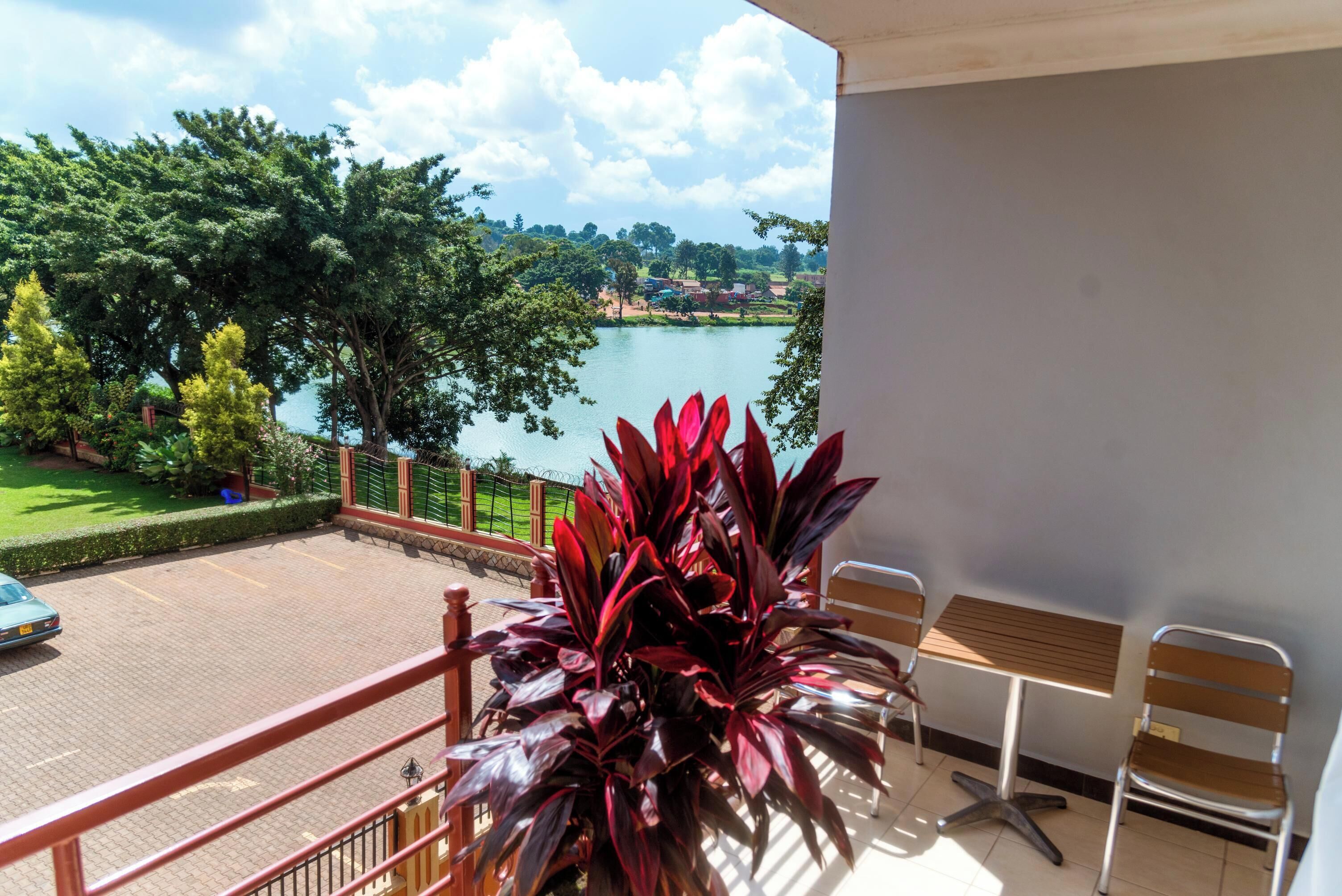 Escritorio, espacio para trabajar con laptop y wifi gratis 