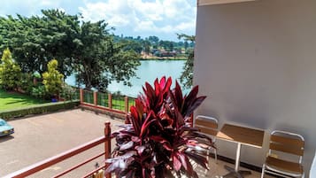 Escritorio, espacio para trabajar con laptop y wifi gratis