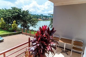 Chambre avec lits jumeaux, balcon, vue lac