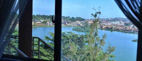 双床房, 阳台, 湖景 | 1 多间卧室、办公桌、笔记本电脑工作区、免费 WiFi
