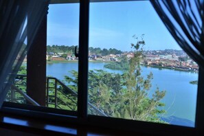 Chambre avec lits jumeaux, balcon, vue lac