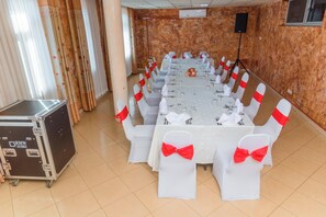 Family dining - Jevine Hotel (Kampala)