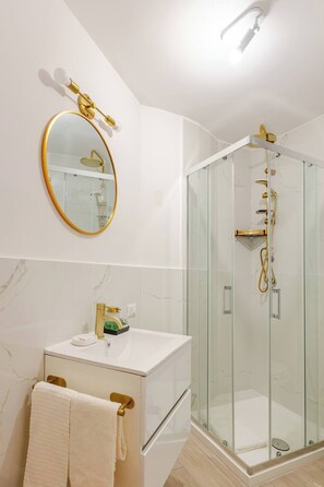 Dusche, kostenlose Toilettenartikel, Haartrockner, Hausschuhe