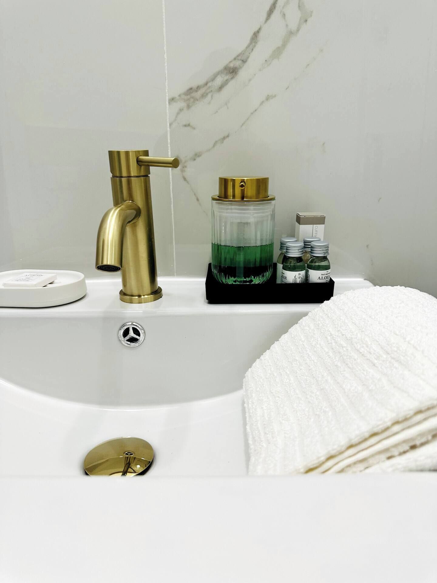 Regadera, amenidades de baño gratuitas, secadora de cabello, pantuflas 