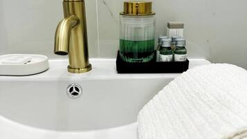 Regadera, amenidades de baño gratuitas, secadora de cabello, pantuflas