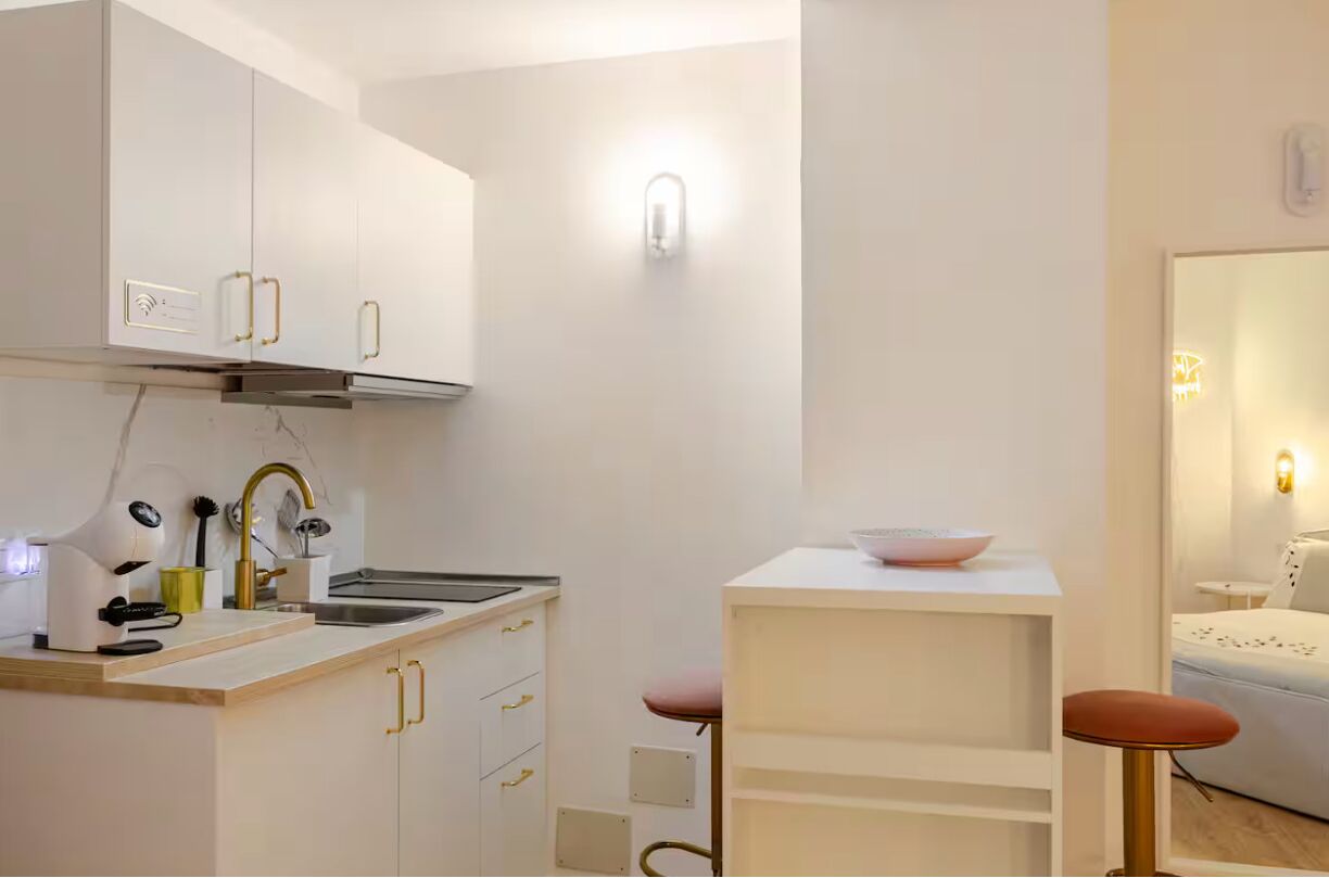 Kjøleskap, kokeplater, kaffetrakter/tekoker og vannkoker