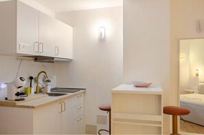 Réfrigérateur, plaque de cuisson, cafetière/bouilloire