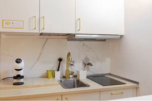 Fridge, stovetop, coffee/tea maker, electric kettle