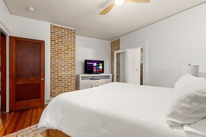 4 bedrooms, desk, iron/ironing board, WiFi