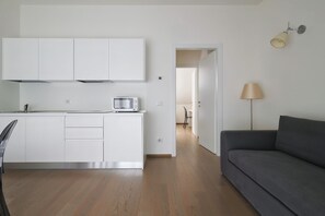 Comfort-Apartment, Stadtblick | Wohnbereich | 42-Zoll-LED-Fernseher mit Digitalempfang