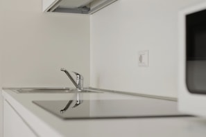 Comfort Apartment, City View | Dapur peribadi | Pembancuh kopi/teh, cerek elektrik