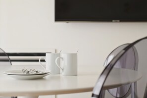 Appartement Confort, vue sur la ville | Aire de séjour | Téléviseur à DEL de 42 po avec télévision numérique