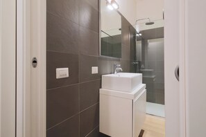 Comfort-Apartment, Stadtblick | Badezimmer