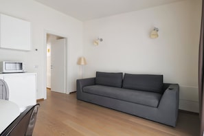 Comfort Apartment, City View | Ruang tamu | 42 inci televisyen LED dengan digital