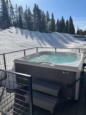 Outdoor spa tub - *NEW TO MARKET* Mountain Chalet | 2 Min from Big Sky Resort | Hot Tub (Big Sky)