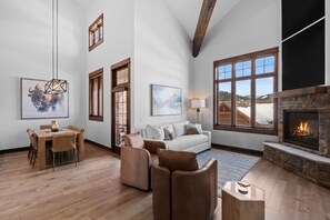 TV - *NEW TO MARKET* Mountain Chalet | 2 Min from Big Sky Resort | Hot Tub (Big Sky)